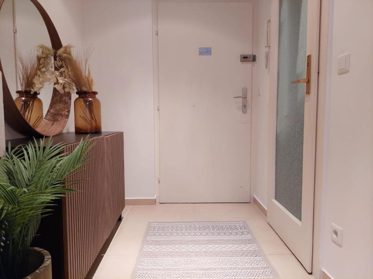 Balcony Apartment, 5 Min Walk To First District Apartment