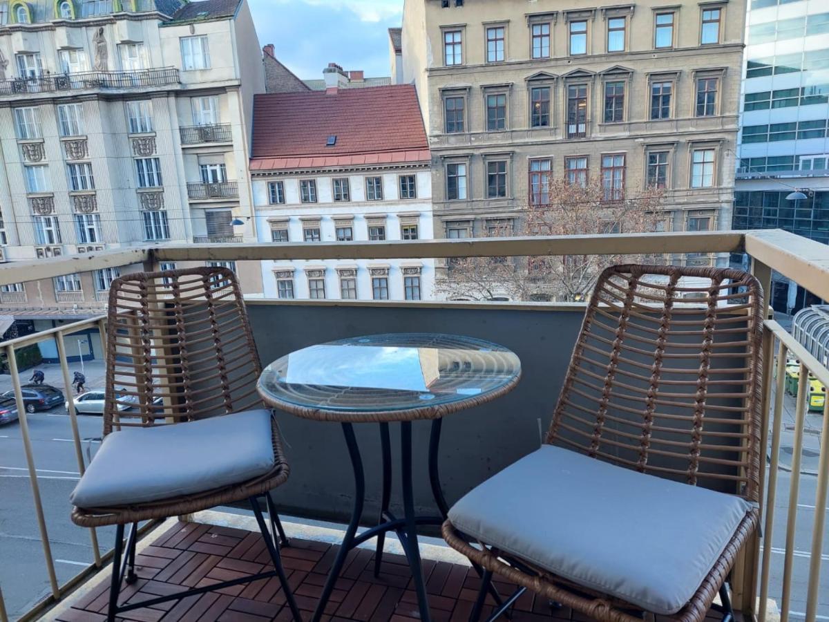 Balcony Apartment, 5 Min Walk To First District Apartment